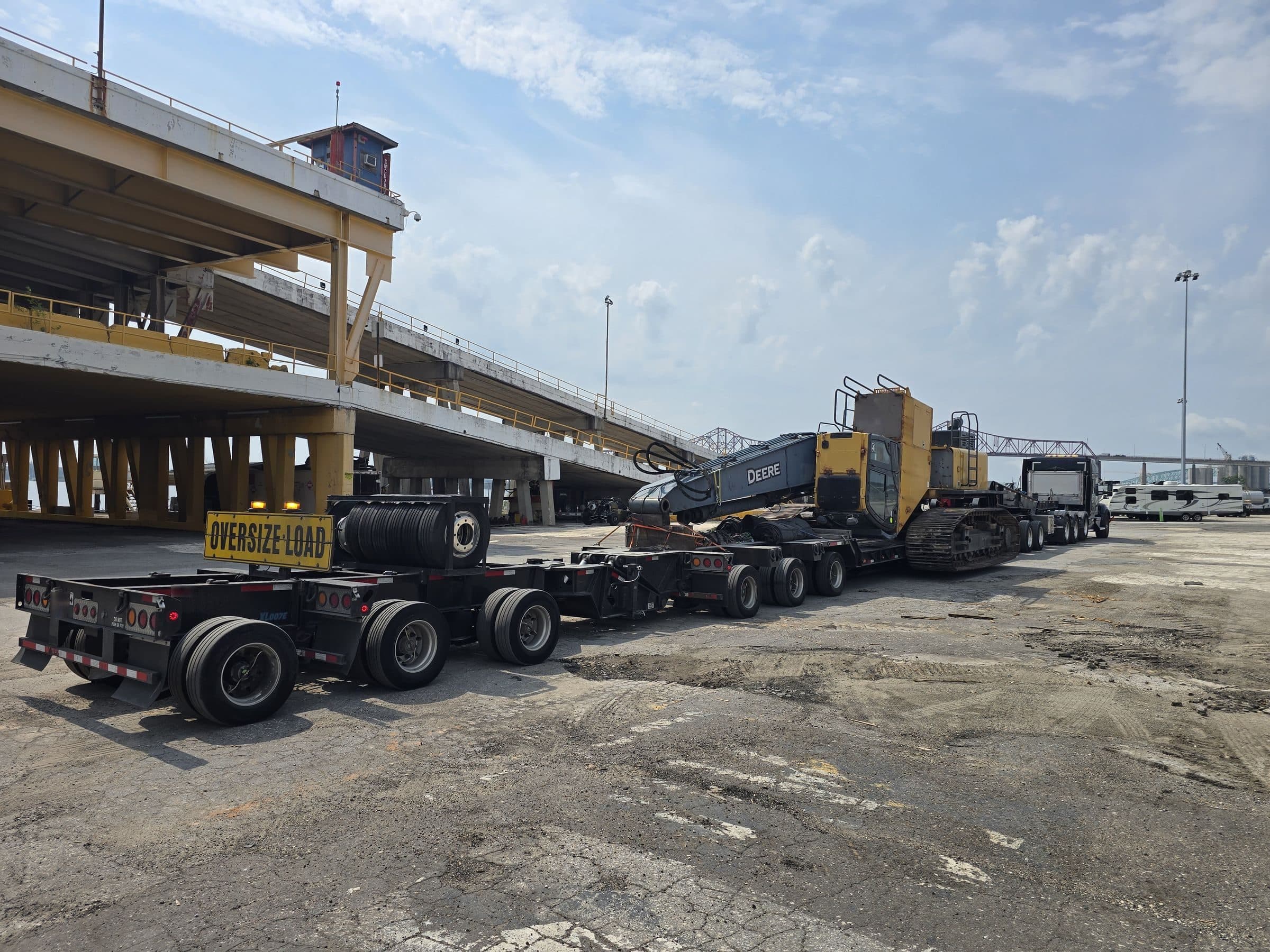 Rear stinger and pin-on axles with an oversize-load sign